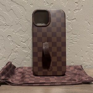 Loopy Checkered Brown Phone Case for iPhone 15